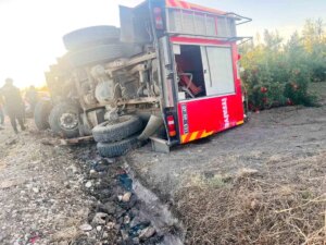 antalyada itfaiye aracinin devri sonucu 2 itfaiye eri yaralandi m5U5jksA.jpg